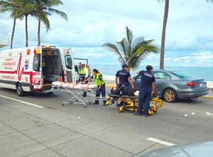 ¡EVITA CHOCAR CON AUTO Y TERMINA DERRAPANDO EN EL BULEVAR!