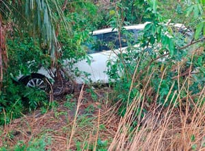 ¡CHOCAN Y ABANDONAN CAMIONETA DE DERECHOS HUMANOS!