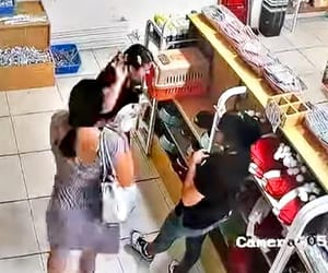 ¡CLIENTA CACHETEA A EMPLEADA DE TIENDA DE NOVEDADES!