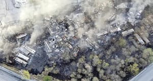 ¡ARDEN DECENAS DE CAMIONES DE RUTA TRAS FUERTES VIENTOS EN JUÁREZ!