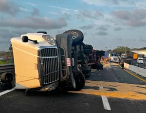 ¡“MONSTRUO” VOLCÓ EN EL LIBRAMIENTIO DE CARDEL!
