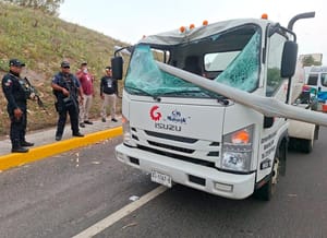 ¡ATRAVIESA LUMINARIA A PIPA DE GAS EN LA RIVIERA VERACRUZANA!