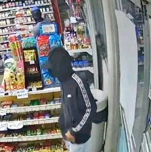 ¡ENCAPUCHADOS Y CON CUCHILLO ATRACAN TIENDA YEPAS!