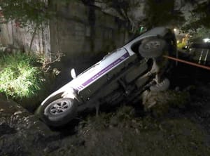 ¡CAMIONETA VOLCÓ Y CAYÓ EN CANAL DE AGUAS NEGRAS EN EL PREDIO 4!