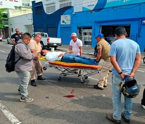 ¡PEATÓN ATROPELLADO POR MOTOCICLISTA EN ALLENDE Y CORTÉS!