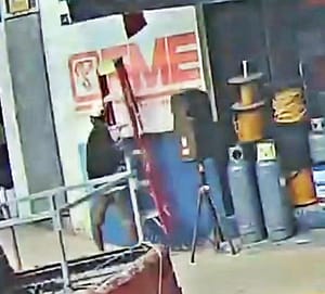 ¡“RATA” ROBÓ ESCALERA DE LA FERRETERÍA “ESCORPIÓN”!