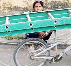 ¡ATRAPAN “RATOTA” CARGANDO ESCALERA DE ALUMINIO ROBADA!