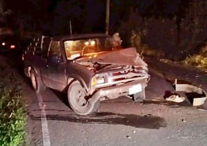 ¡CHOCAN DE FRENTE Y SE DESBARATAN 2 CAMIONETAS!