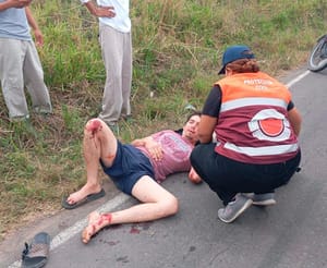 ¡DERRAPA MOTOCICLISTA EN LA CARRETERA A LOS ROBLES!