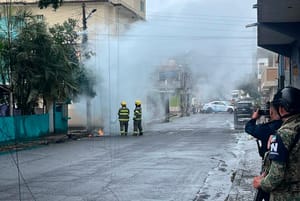 ¡SE INCENDIA POSTE Y DEJA OTRA VEZ SIN LUZ A VECINOS!