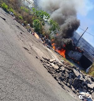 ¡SE QUEMA PASTIZAL Y TIRADERO DE BASURA EN RÍO MEDIO!