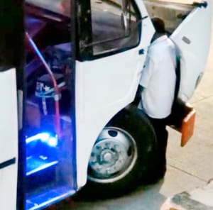 ¡CHOFER DE URBANO PARÓ TRÁFICO PARA HACER PIPÍ!