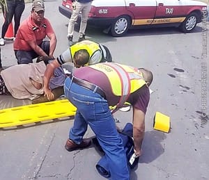 ¡MUJER ATROPELLADA EN TLALIXCOYAN FALLECIÓ EN LA AMBULANCIA!