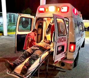 ¡TRES HERIDOS EN ENCONTRONAZO ENTRE TAXI CONTRA MOTO!