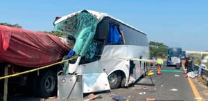 ¡CARRETERAZO: 4 MUERTOS! - AUTOBÚS DE TURISMO SE IMPACTO CONTRA TRACTOCAMION EN LA AUTOPISTA ISLA-ACAYUCAN