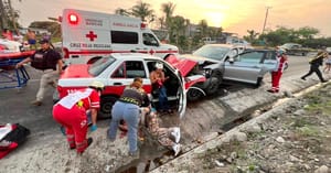 ¡PA’ TRANCAZO! - CHOCARON DE FRENTE TAXI CONTRA CAMIONETA CON SALDO DE SIETE HERIDOS