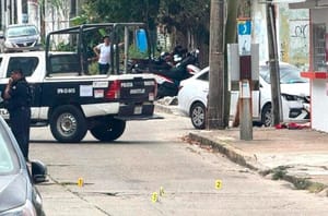 ¡JOVENES BALEADOS EN MINATITLAN! - JUNTO A LOS HERIDOS ESTABA UNA MOTOCICLETA VOLCADA EN LA QUE VIAJABAN LAS VÍCTIMAS