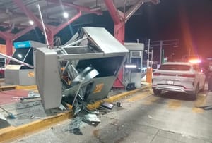 ¡TRAILERO “DESTROYER”! - DESTROZO DOS CASETAS DE COBRO Y DEJO TRES HERIDOS POR IR MANEJANDO INTOXICADO POR DROGAS