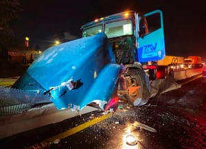 ¡COLISIONA TRACTOCAMIÓN CONTRA MURO DE CONCRETO!