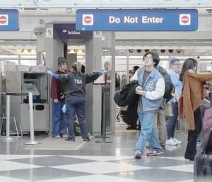 ¡AGENTES DE ICE LLEGARÁN A AEROPUERTOS EL LUNES!