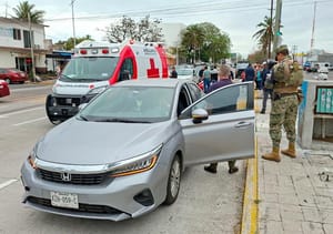 ¡ATROPELLAN A MUJER CON SU BEBÉ Y LE ROBAN CELULAR!