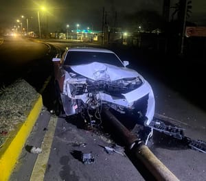 ¡DERRIBA POSTE Y QUEDÓ DESTROZADO!