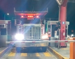 ¡CAMIÓN CAÑERO IMPACTÓ Y DESTROZÓ CASETA DE COBRO!