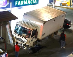 ¡CAMIONETA SE QUEDA SIN FRENOS Y DESBARATÓ CERRAJERÍA EN TEJERÍA!