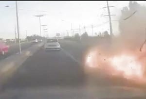 ¡ESTALLA CAMIONETA TRAS SALIR DEL AIFA!