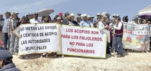 ¡RECLAMAN PRODUCTORES EN ACTO DE CSP Y ABUCHEAN A MONREAL!
