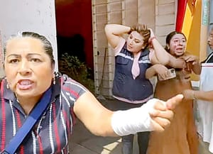 ¡LOCATARIOS DEL MERCADO GOLPEARON A INSPECTORA DE COMERCIO!