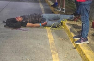 ¡MOTOCICLISTA INTENTA ACROBACIA Y CASI PIERDE LA VIDA!