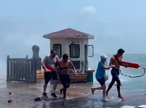 ¡RESCATAN A FAMILIA DE JALISCO ATRAPADA POR VIOLENTO OLEAJE!