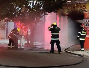 ¡SE CHAMUSCÓ LA TORTERÍA "LOS CUATRO GALLOS"!