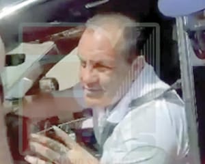 ¡LLEGA 'CUAU' EN CAMIONETA MACHUCHONA Y SIN PLACAS AL EX AZTECA!