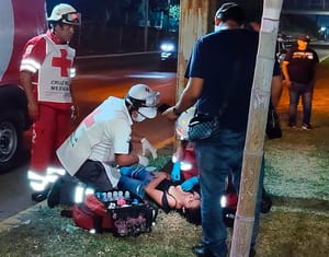 ¡MUJER MOTOCICLISTA HERIDA EN DERRAPÓN!