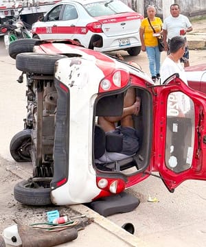 ¡MUJER TAXISTA SE DUERME Y CAE DE PUENTE EN COATZACOALCOS!