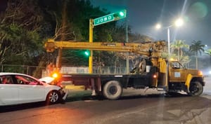 ¡AUTO QUEDÓ INCRUSTADO EN LA GRÚA!