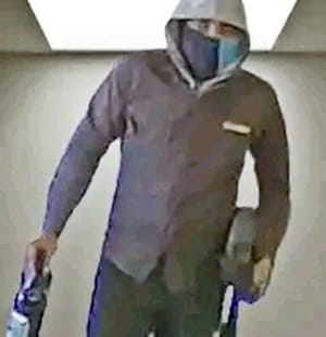 ¡BANDIDOS ASALTAN Y GOLPEAN A EMPLEADAS DE TIENDAS DE CONVENIENCIA!