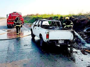 ¡CAMIONETA CHAMUSCADA EN EL KILÓMETRO 13.5!
