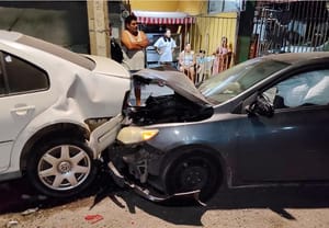 ¡COLISIONÓ CON AUTOS ESTACIONADOS EN PLAYA LINDA!