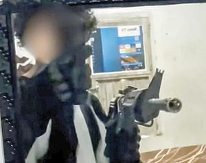 ¡ESCONDIÓ ALUMNO FUSIL EN FUNDA DE GUITARRA!