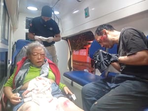 ¡MAMÁ Y SU HIJO ARROLLADOS POR MOTOCICLISTA EN CHIVERÍA!