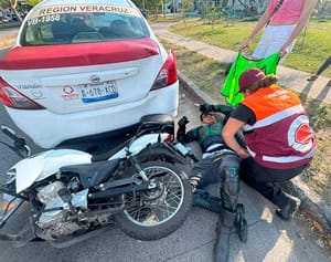 ¡MOTOCICLISTA SE ESTRELLA CONTRA TAXI ESTACIONADO EN PUENTE MORENO!