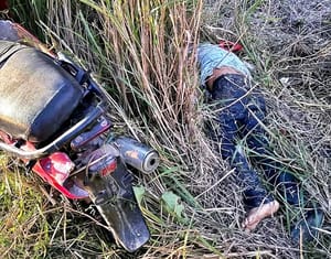 ¡SALE VOLANDO CON LA MOTO!