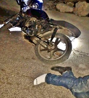 ¡MOTOCICLISTA DEJA MEDIO CACHETE EN DERRAPÓN!