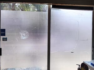 ¡VÁNDALO SE TIRA SU “FIRMA” Y DAÑA LOCAL A PEDRADAS!