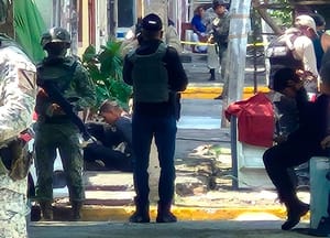 ¡DETIENEN A TRES TRABAJADORES EN CATEO DE TALLER MECÁNICO!