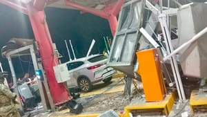 ¡DENUNCIAN A TRAILERO QUE DESTROZÓ DOS CASETAS DE COBRO DE LA ANTIGUA!