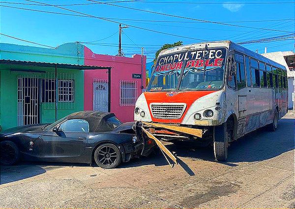 ¡CAMIÓN UBANO DE LA RUTA “CHAPULTEPEC” SE QUEDA SIN FRENOS Y SE ESTRELLA CON BMW!